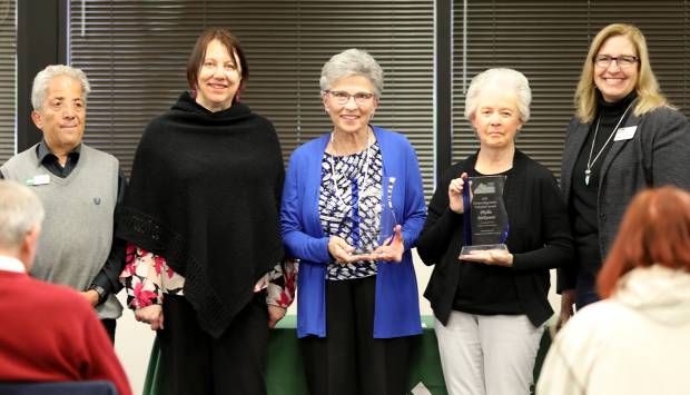 Die County Commissioners John Kefalas, Kristin Stephens und Jody Shadduck-McNally stehen mit den Gewinnern des Older Americans Month Award, Ginger Haney und Phyllis McKeown, zusammen