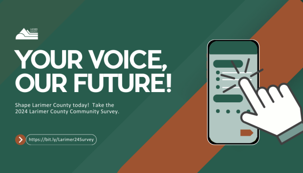 「あなたの声、私たちの未来! 今日ラリマー郡を形作りましょう! 2024 年のラリマー郡コミュニティ調査に参加してください。」と書かれたグラフィック。グラフィックには、携帯電話を使用してアンケートに回答する手が含まれています。