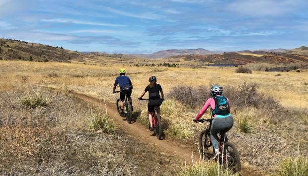 Horsetooth Mountain オープン スペースのマウンテン バイカー ブレンダン ボンバチ