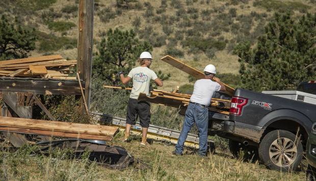 Trabalhadores removem detritos no Heaven's Door Ranch