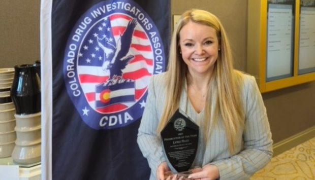 A promotora de casos graves Lynzi Maas é premiada como promotora do ano pela Colorado Drug Investigators Association