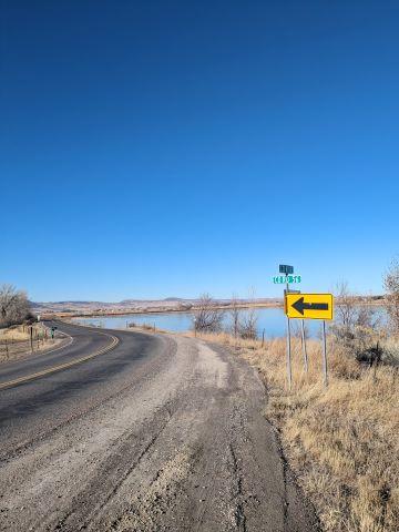 County Road 56 біля Кульверського водосховища. Знак видно на передньому плані під чистим блакитним небом