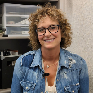 Tirzah, a volunteer at Meals on Wheels, smiles at the camera while sharing her story.