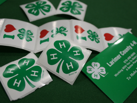 4-H-stickers op een tafel