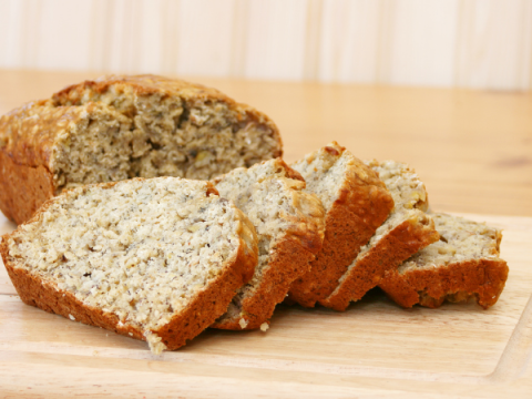 Pan de plátano en rodajas