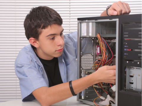 Um adolescente trabalha em um computador