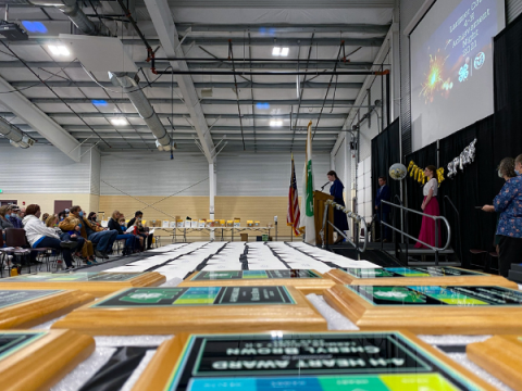 Los premios se sientan en una mesa en una sala grande a la espera de ser entregados a los ganadores.