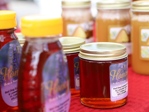 Honing te koop op de boerenmarkt in Larimer County