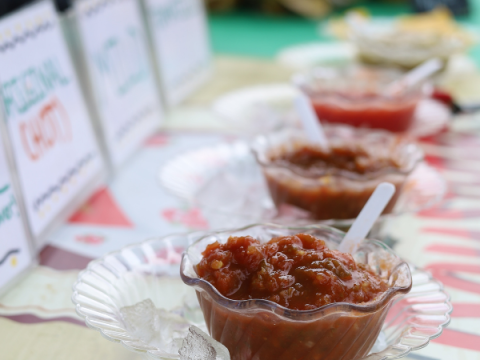 Frische Salsa auf dem Bauernmarkt von Larimer County