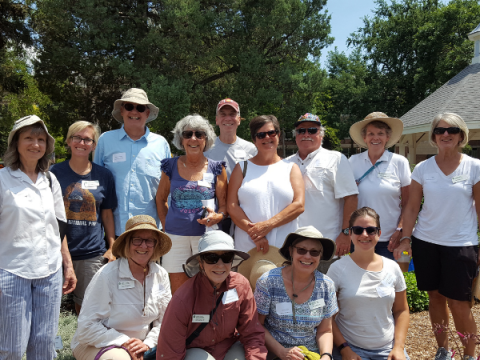 Een groep Master Gardeners staat voor een foto en een glimlach.