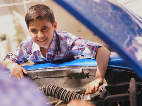 Un joven trabaja en un motor.