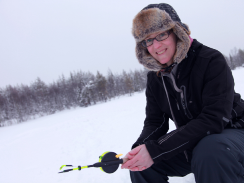 Ein Teenager beim Eisfischen