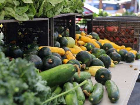 Abóbora e outros produtos em um estande no Larimer County Farmers' Market