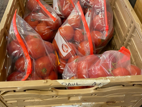 Una caja de tomates