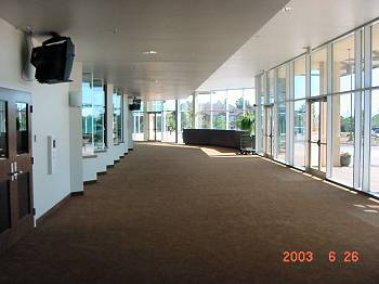 Vista interior del área principal de votación Vista interior del área principal de votación