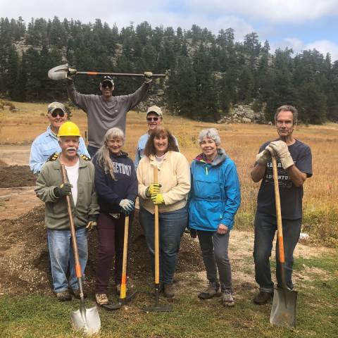 Grupo de voluntários posando para foto após a conclusão de um projeto voluntário.