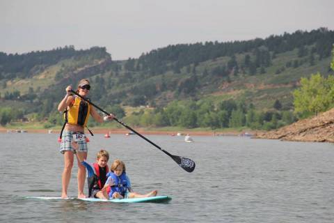 Paddle Boarder au réservoir Horsetooth