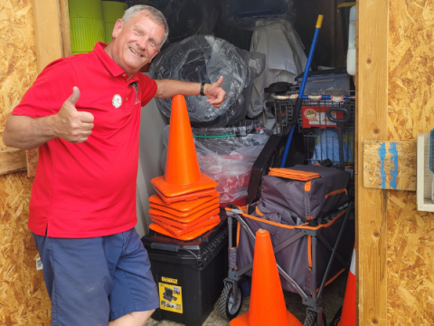 Een vrijwilliger van de boerenmarkt pakt zijn spullen voor de dag