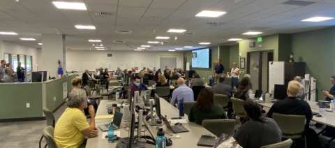 Foto van het Larimer County Emergency Operations Center.