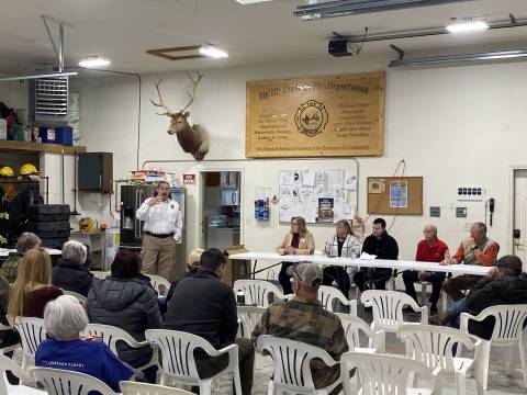 Big Elk Meadows 消防局消防队长在 47 号县道活动中发表讲话。