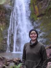Kiera Denehan em frente à cachoeira